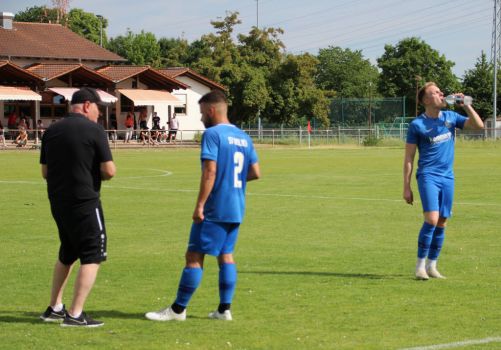 Trinkpause, Trainer Leukel gibt Nico Schwendemann taktische Anweisungen, während Torschütze Max Armbruster Flüssiges braucht