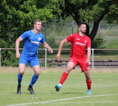 Luka Schmieder war wichtig in der Innenverteidigung. Hier deckt er Liviu Chirita.