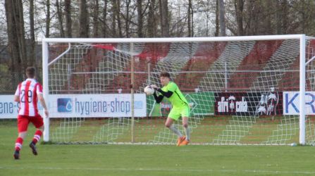 Keeper Philipp Walter ist vor Johannes Kautzmann am Ball