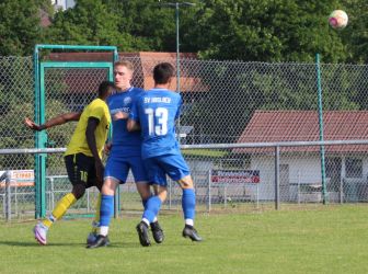 Lukas Moser (13) machte ein herausragendes Spiel und ließ seine Gegenspieler, hier Mophamad Abdo Nr. 16, nicht zur Entfaltung kommen. Dazwischen Haslach's Spielführer Max Armbruster.