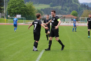 Gratulation an Torschütze Mario Brag (7) von Spielführer Simon Lehmann udn Lukas Moser