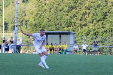 Fabio Bächle schaut seinem Freistoß hinterher, der zum 1:1 im Tor einschlägt