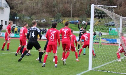 Nach einer langen Eckekommt Daniel Schwarz (hinten)an den Ball und sorgt für Gefahr im Torraum