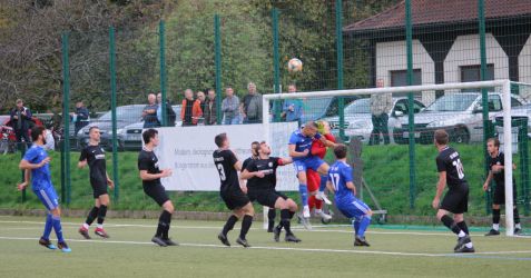 Ecke für den SV Rust. Ivelin Momchilov (23) und Daniel Schmieder prallen zusammen, doch Haslach's Keeper faustet den Ball aus der Gefahrenzone.