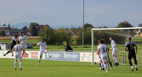 Luka Schmieder (3.v.l.) klärt gegen den kopfballstarken Karl Metzger