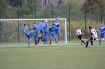 Geht der Ball über die Mauer? Jawohl und er senkt sich zum 1:0 durch Nico Haas sogar ins Netz, Jakob Allgaier (6) schleicht sich vorsichtshalber um die Mauer um evtl. nachzusetzen.