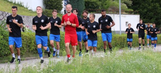 Auslaufen nach dem Spiel in Fischerbach. Torhüter Daniel Schmieder (rotes Trikot) hatte es besonders eilig, er wollte seine Hochzeit nicht verpassen.