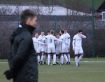 Foto mit Symbolcharakter: Während der SVH im Hintergrund die 1:0 Führung bejubelt ist SVO-Coach Joachim Kehl bedient.