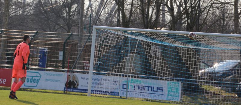 Bei diesem Schuss von Marco Baier konnte Torhüter Bell nur zuschauen, der Ball ging leider am Pfosten vorbei