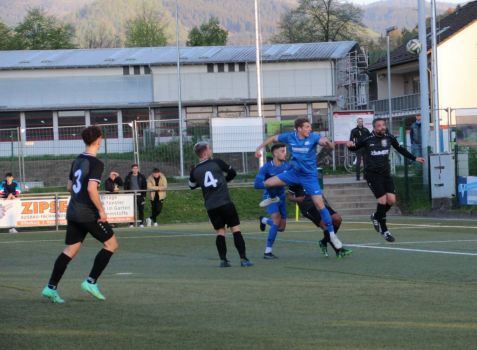 Kopfballchance für Louis Hättich, doch der Ball geht über das Tor. Sascha Rauscher (rechts) kommt hier zu spät.