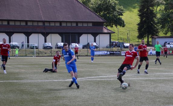 Simon Lehmann hat seine Gegenspieler abgeschüttelt und schießt den Ball zur 2:1 Führung in die lange Ecke