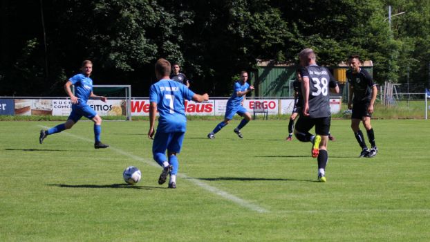 Mario Braig (7) sucht die Gasse für die Mitspieler