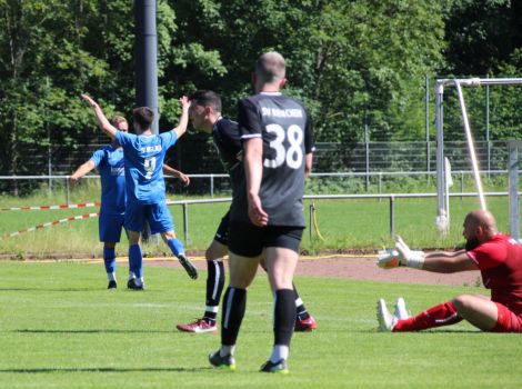 Jubeln über das 2:0, Torschütze Mario Braig und Vorlagengeber Joel Silzer (9). Torhüter Akbas hadert mit seinen Vorderleuten.