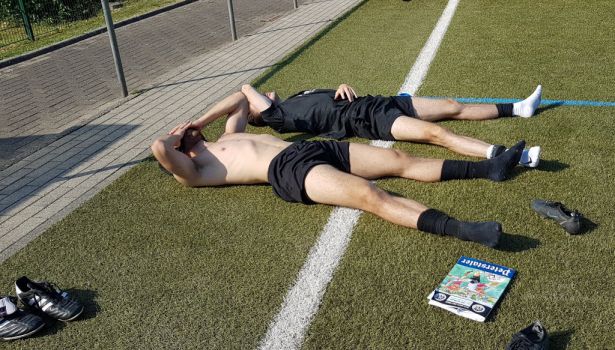 Sonnenbaden nach dem Spiel, Marco Baier und Joel Silzer