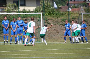 Lukas Weis platziert den Freistoß Richtung Innenpfosten, doch Keeper Daniel Schmieder (verdeckt) lenkt mit einer Glanzparade den Ball zur Seite