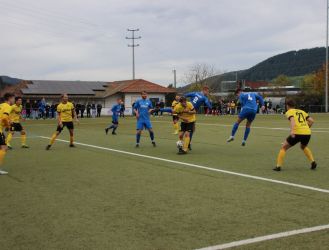 Kevin Haller (4) und Luka Schmieder (2) werfen sich in die Flanke, können sie aber nicht verwerten