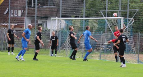 Nach einer Ecke sprang der Ball von einem Unterharmersbacher Fuß an die Latte, Glück für Torhüter Philipp Walter. Markus Hansmann (3.v.l.) befördert den Abpraller aus der Gefahrenzone.