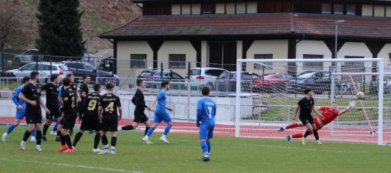 Zell's Torhüter Tom Mantel streckt sich vergeblich, doch der Freistoß von Max Armbruster klatscht nur gegen den Pfosten