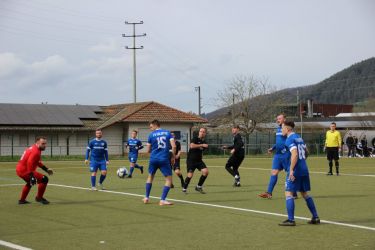 Unsere Zweite: Jonas Walter (Mitte) blickt seinem Ball nach, doch der geht neben das Tor.