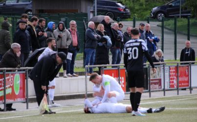 Mario Braig (am Boden) ist auf den Hinterkopf gefallen, es hat ihm aber glücklicherweise nicht geschadet, es brummte nur.