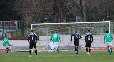 Luca Huber (10) lässt Philipp Walter beim Strafstoß keine Chance