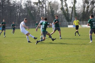 Luka Schmieder hielt die Defensive der Gastgeber auf Trapp. Hier wird sein Schuss noch geblockt.