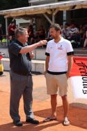 Reporter Fred-Jürgen Becker im Gespräch mit dem Fan-Beauftragten des SC Freiburg