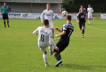 Duell auf Aufgenhöhe: Nico Schwendemann (6) und Torjäger Maximilian Junele (7) (9) Luka Sch