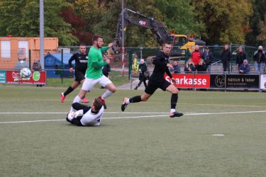 Torhüter Philipp Walter bremst erfolgreich den Sturmlauf eines Gästestürmers