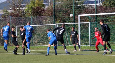 Nach einer Ecke kommt Jens Alender viel zu einfach per Kopf an den Ball und bringt Unterharmersbach mit 0:1 in Führung