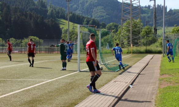 Hinten jubeln Torschütze Joel Silzer, Markus Hansmann (10) und Marco Baier über das 4:1, während für Mark Bork (14) und Vorlagengeber Simon Lehmann (16) der Weg zunächst hinter dem Tor vorbeiführt