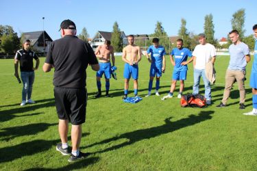 Trainer Martin Leukel bei seiner Schlussansprache. Sprechen die Gesichter wirklich von einem Sieg???