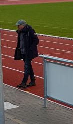 Erich Maier, früherer Spieler des SVH zu Amateurligazeiten, und ehemaliger Vorsitzender der DJK Welschensteinach und ehemaliger Ortsvorsteher schaut sich das neue Stadion an und prüft das Spielfeld