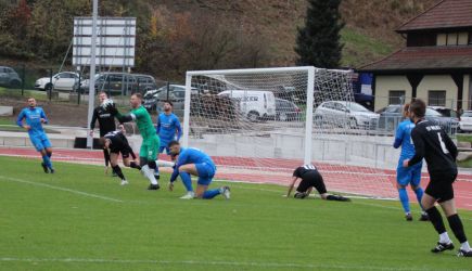 Foto mit Symbolkraft: Ralf Kammerer (rechts) hat flach nach innen gespielt, doch Kevin Reis (3.v.l.) vergibt die Führung, der Ball springt von seinem Fus in die Arme von Torhüter Yannick Anzaldi.