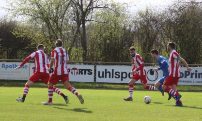 Simon Lehmann gegen Vier, einmal kam er durch und erzielte die 0:1 Führung für den SVH