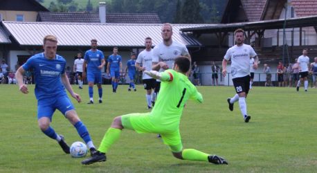 Riesenchance zum Ausgleich, doch Torhüter Steffen Till nimmt Max Armbruster noch den Ball vom Fuss