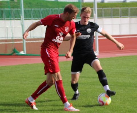 Spielertrainer Dennis Kopf im Duell mit Spielfrührer Max Armbruster