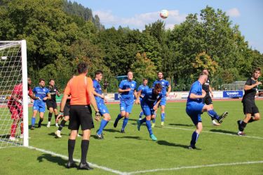 Mindestens 12 Mann nach einer Ecke im Fünfer