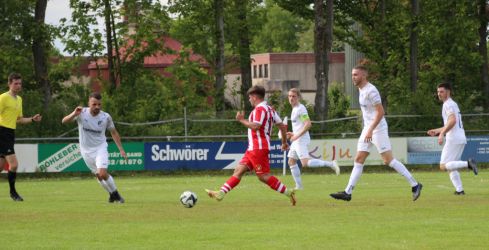 Nico Schwendemann (2.v.li.) fängt den Angriff von Sergio Pauli ab