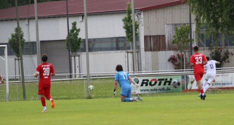 Giulio Tamburello (11) umkurvt Torhüter Luca Bauhüs und schießt zur 1:2 Führung ein
