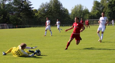 Torhüter Daniel Schmieder wirft sich dem heranstürmenden Carel Heitzmann entgegen und rettet