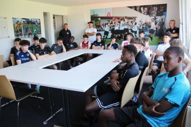 Sie lauschen, gucken und fragen, Tansania ist halt interessant