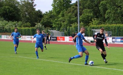 Jugend gegen Routine: Elias Salbeck (r.) im Zweikampf mit Michael Schwarz