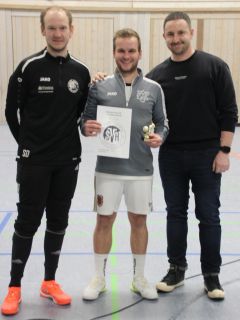 Torschützenkönig wurde Mario Braig von den Kickers mit 7 Treffern. Die Turnierleiter Daniel Schmieder (li.) und Salvatore Provenzano überreichten Urkunde und Trophäe