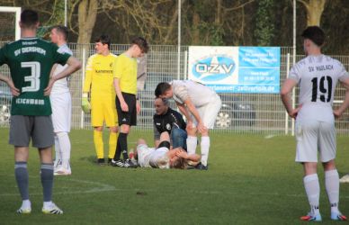 Schrecksekunde: Wenige Sekunden vor Schluss wird Dean Hämmerle durch einen Tritt gegen den Knöchel verletzt und holt sich ein "dickes Ei". Der nächste Ausfall droht.