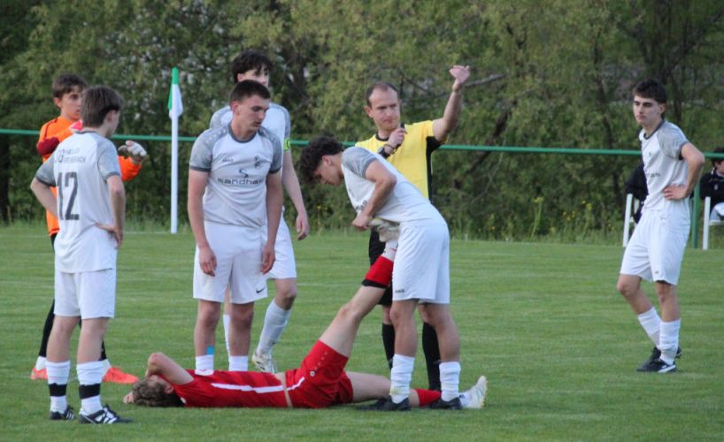 Auffallend 2: Ein Spieler der SG Hofstetten hat Krämpfe, ein Haslacher drückt. Faire Geste.