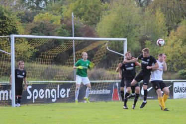 Gemeinsam stemmen sich Markus Hansmann und Spielführer Ralf Kammerer gegen einen Erfolg des SV Oberschopfheim. In dieser Szene gelang das, über 90 Minuten leider nicht.