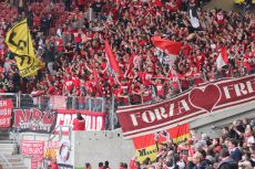 Große Freude herrschte unter den SC Freiburg-Fans nach dem 2:2 Ausgleich kurz vor Ende der Begegnung.  Unter den SC Fans war auch der Fanclub Torpedo Kinzigtal, die mit einigen Bussen angereist waren.