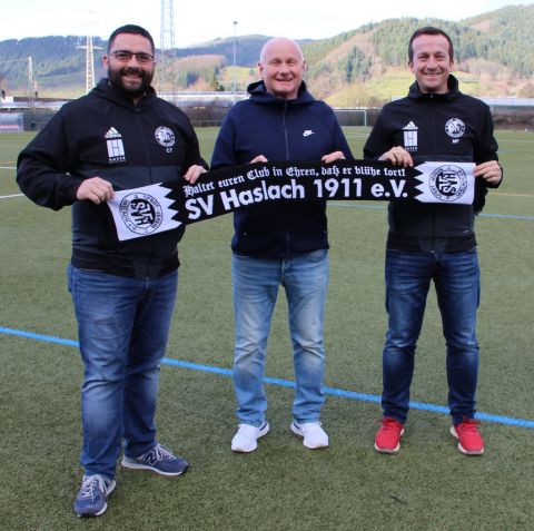 Claudio Tamburello (links) und Marco Fritzsche (rechts) vom Spielausschuss des SV Haslach freuen sich zusammen mit Trainer Martin Leukel auf die kommende Zusammenarbeit.