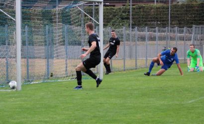 Torhüter Dirk Haase und Abwehrrecke Michael Schwarz sind am Boden. Simon Lehmann hat sie umspielt und aus spitzem Winkel den Ausgleich erzielt, Luka Schmieder (9) sichert den Torerfolg ab.